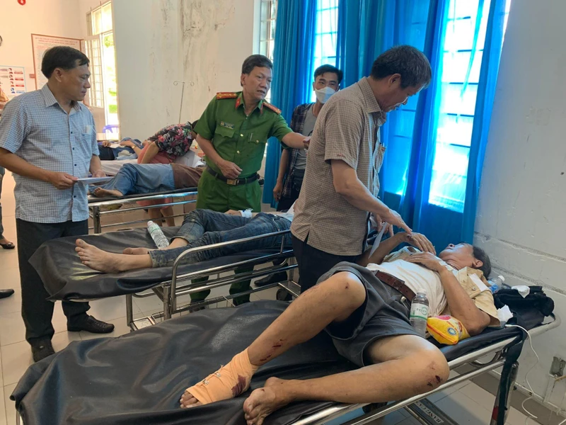Lãnh đạo Ban An toàn giao thông tỉnh Khánh Hoà thăm hỏi các nạn nhân tại Trung tâm Y tế Huyện Vạn Ninh.