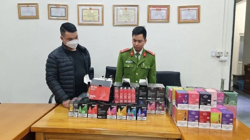 Ngày 28/12/2022, Đội Cảnh sát điều tra tội phạm về kinh tế-chức vụ và buôn lậu Công an thành phố Hạ Long (Quảng Ninh) cho biết, đã phát hiện, kiểm tra và thu giữ gần 1 nghìn bộ thuốc lá điện tử các loại. Trong ảnh: Tang vật thuốc lá điện tử tại cơ quan công an.