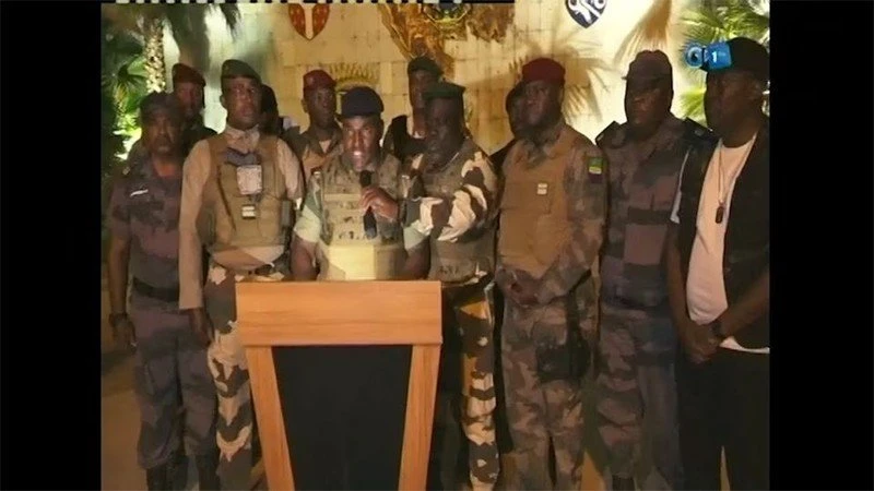Nhóm sĩ quan Gabon phát biểu trên truyền hình quốc gia, ngày 30/8/2023. (Ảnh chụp màn hình: Reuters)