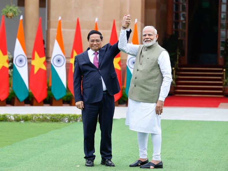 Thủ tướng Phạm Minh Chính và Thủ tướng Ấn Độ Narendra Modi (Ảnh: TTXVN)