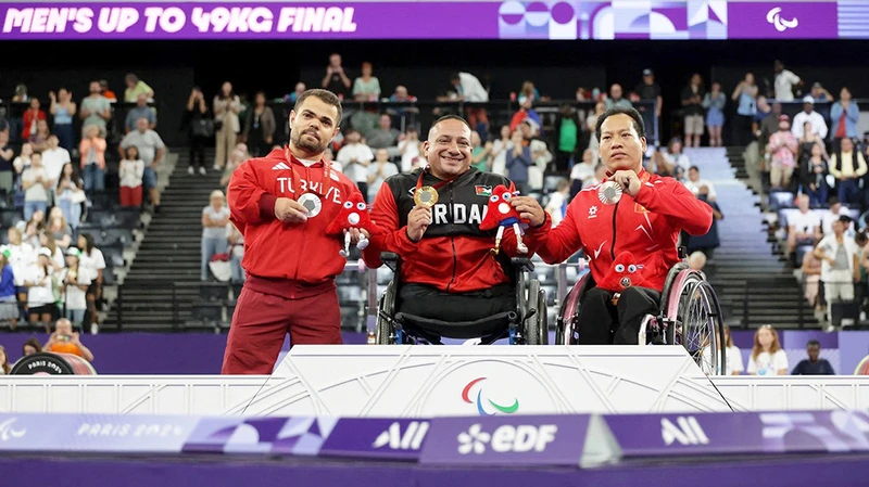 Lê Văn Công (bìa phải) giành HCĐ Paralympic 2024. (Ảnh: AFP)