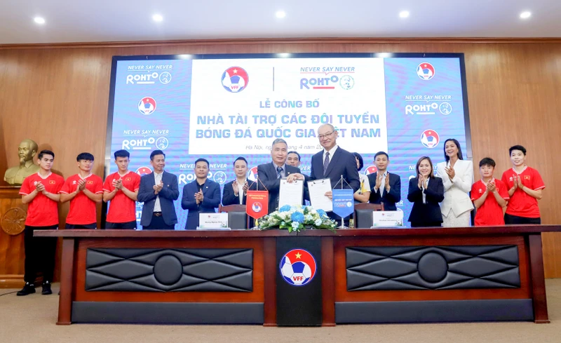 Lễ ký kết Rohto tài trợ cho các đội tuyển bóng đá quốc gia Việt Nam. 