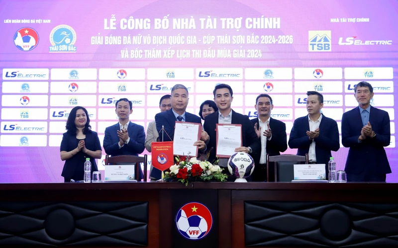 Tổng Thư ký VFF Dương Nghiệp Khôi (ở giữa, bên trái) công bố Nhà tài trợ Giải bóng đá nữ vô địch quốc gia 2024.