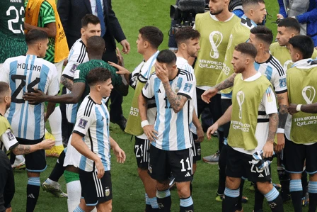 Ứng cử viên vô địch Argentina bị "quật ngã" trước đối thủ quả cảm Saudi Arabia. (Nguồn: Fifa)