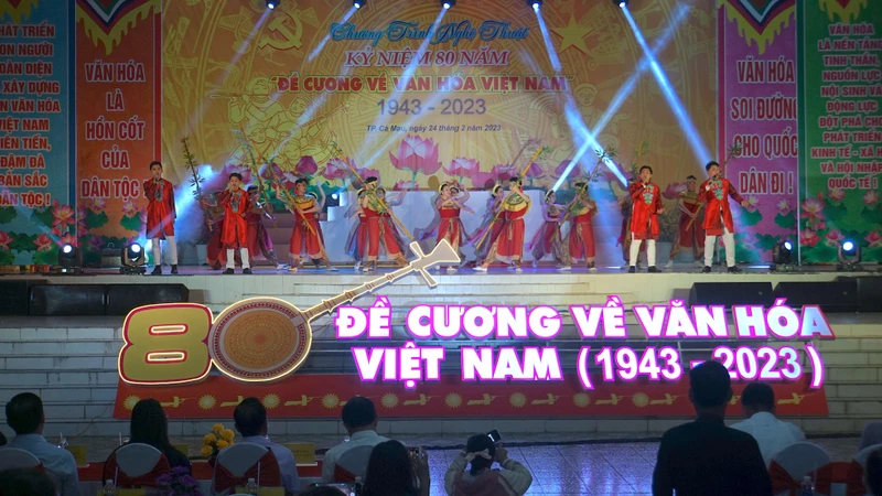 Văn nghệ kỷ niệm 80 năm ra đời “Đề cương về Văn hóa Việt Nam” tại thành phố Cà Mau vào tối 24/2.