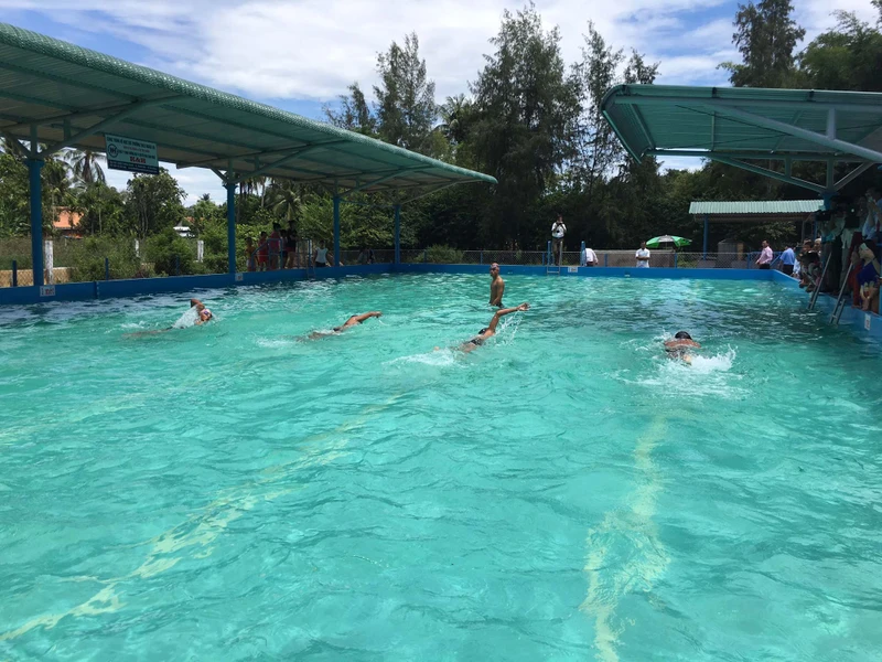Quảng Ngãi yêu cầu đẩy mạnh phong trào dạy bơi, học bơi trong trường học.