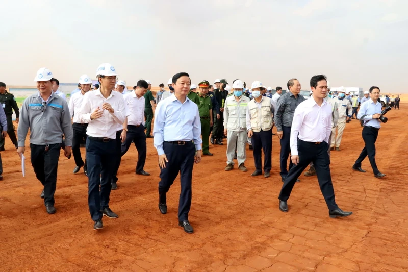 Phó Thủ tướng Trần Hồng Hà kiểm tra trên công trường thi công sân bay Long Thành.