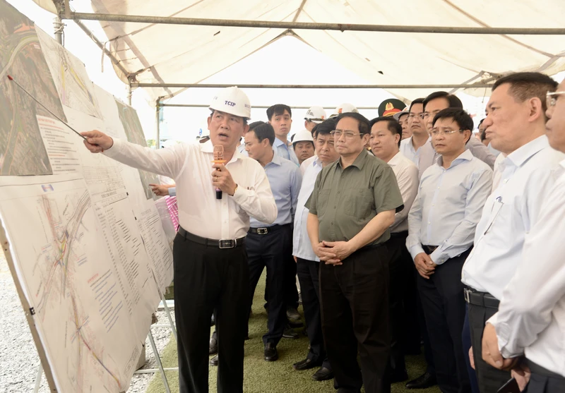 Thủ tướng Phạm Minh Chính nghe báo cáo tiến độ xây dựng Dự án Nút giao thông An Phú.