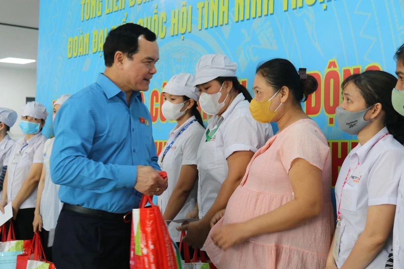 Đại biểu Quốc hội Nguyễn Đình Khang tặng quà công nhân lao động có hoàn cảnh khó khăn.