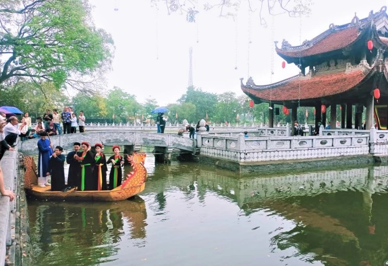 Những thành viên CLB Quan họ Đền Đô biểu diễn tại thủy đình Đền Đô.