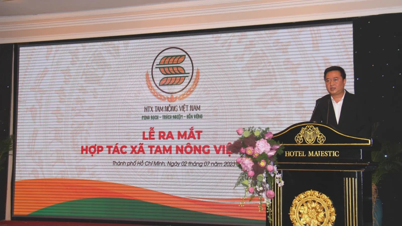 Ông Nguyễn Thế Mạnh, Chủ tịch Hội đồng quản trị phát biểu tại biểu lễ ra mắt Hợp tác xã Tam nông Việt Nam.