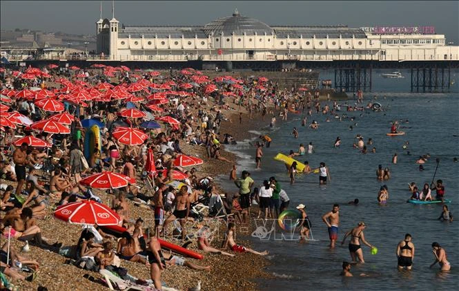 Người dân đổ tới bãi biển tránh nóng tại Brighton, Anh, ngày 7/9/2023. Ảnh: AFP/TTXVN