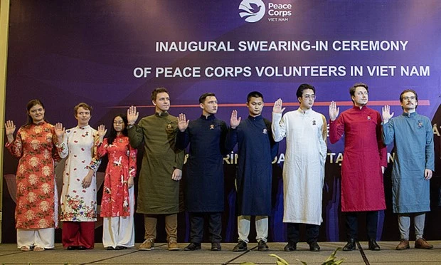 Chín tình nguyện viên của Chương trình Hòa bình (Peace Corps) tuyên thệ dạy tiếng Anh hai năm ở Việt Nam. (Nguồn: Peace Corps)