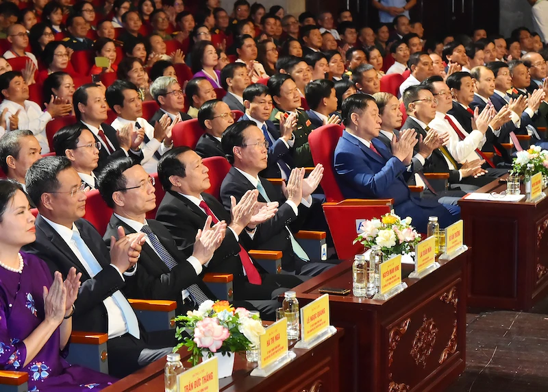 Chủ tịch nước Võ Văn Thưởng cùng các đồng chí lãnh đạo Đảng, Nhà nước và các đại biểu dự Chương trình “Hồ Chí Minh - Hành trình khát vọng 2023”. (Ảnh: Thủy Nguyên)