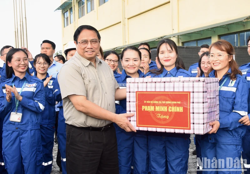  Thủ tướng Phạm Minh Chính trao tặng quà cho. kỹ sư, công nhân Nhà máy Lọc hóa dầu Nghi Sơn (Công ty TNHH Lọc hóa dầu Nghi Sơn).