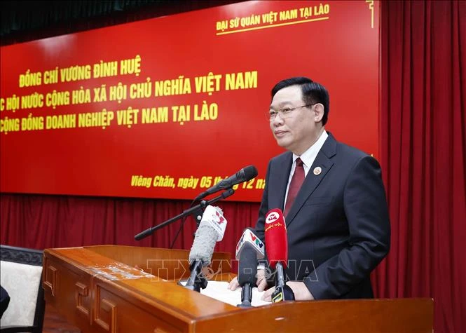 Chủ tịch Quốc hội Vương Đình Huệ phát biểu tại cuộc gặp cộng đồng doanh nghiệp Việt Nam tại Lào. (TTXVN)