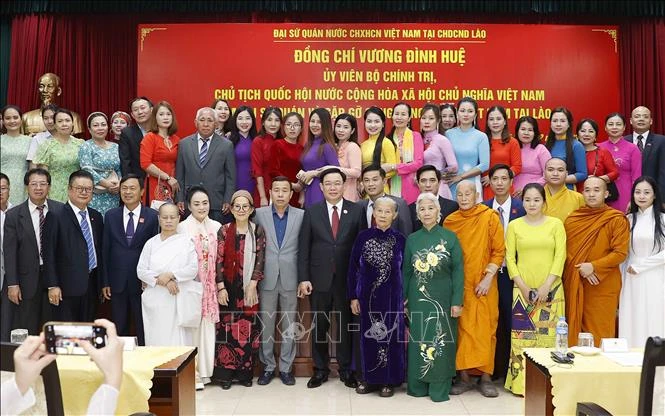 Chủ tịch Quốc hội Vương Đình Huệ gặp gỡ đại diện hội đoàn và cộng đồng người Việt tại Lào. (TTXVN)