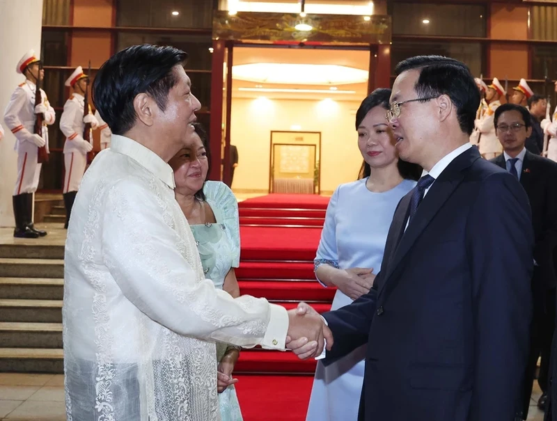 Chủ tịch nước Võ Văn Thưởng và Phu nhân chia tay Tổng thống Philippines Ferdinand Marcos Jr và Phu nhân. (Ảnh: TTXVN)
