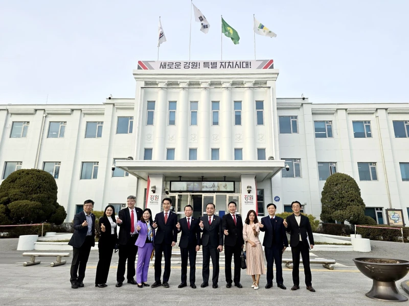 Phó Thống đốc Gangwon Kim Myung Sun chụp ảnh lưu niệm cùng đoàn công tác.