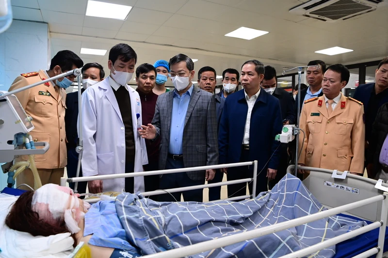 Đồng chí Nguyễn Văn Sơn, Chủ tịch Ủy ban nhân dân tỉnh Tuyên Quang thăm nạn nhân đang cấp cứu tại Bệnh viện Phương Bắc.
