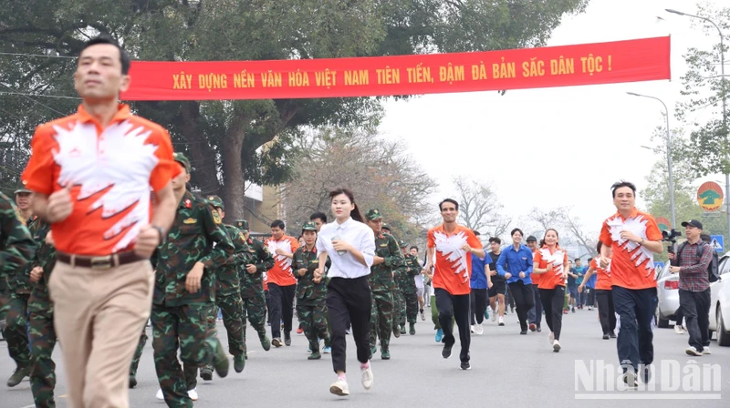Các đoàn chạy vòng quanh quảng trường Nguyễn Tất Thành, thành phố Tuyên Quang.