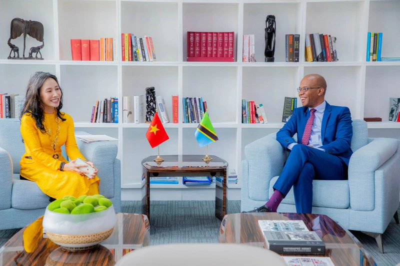 Đại sứ Vũ Thanh Huyền và Bộ trưởng Ngoại giao Tanzania - January Jusuf Makamba.