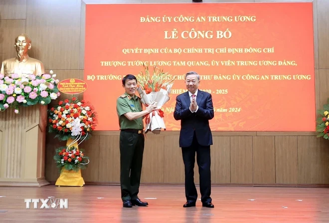 Chủ tịch nước Tô Lâm tặng hoa chúc mừng Bộ trưởng Bộ Công an Lương Tam Quang được Bộ Chính trị chỉ định giữ chức Bí thư Đảng ủy Công an Trung ương, nhiệm kỳ 2020-2025. (Ảnh: TTXVN)