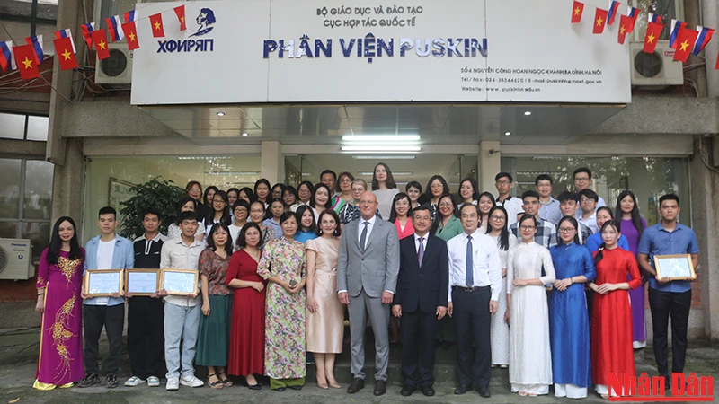 Thứ trưởng Giáo dục và Đào tạo Việt Nam Nguyễn Văn Phúc cùng Phó Thủ tướng Nga Dmitry Chernyshenko và các đại biểu chụp ảnh lưu niệm tại Phân viện Puskin.