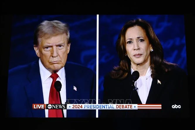 Cựu Tổng thống Mỹ Donald Trump (trái) và Phó Tổng thống Kamala Harris trong cuộc tranh luận trực tiếp tại thành phố Philadelphia tối 10/9/2024. Ảnh: TTXVN