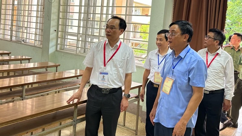 Thứ trưởng Giáo dục và Đào tạo Hoàng Minh Sơn kiểm tra công tác chuẩn bị tại điểm thi Trường trung học phổ thông Lương Ngọc Quyến (thành phố Thái Nguyên, tỉnh Thái Nguyên).