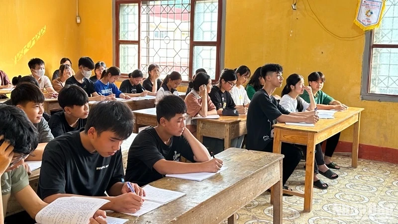 Học sinh lớp 12 Trường trung học phổ thông Chợ Mới (huyện Chợ Mới, tỉnh Bắc Kạn) trong giờ ôn tập trước kỳ thi. 
