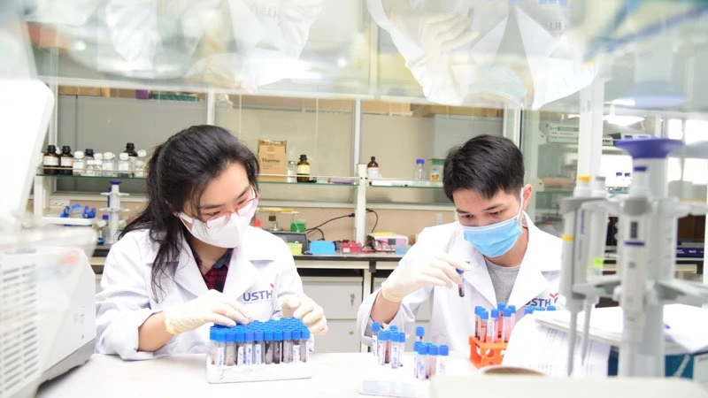 Sinh viên Trường đại học Khoa học và Công nghệ Hà Nội thực hành trong phòng thí nghiệm. 