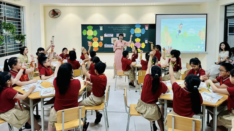 Tiết học Hoạt động trải nghiệm của cô và học sinh lớp 4A Trường tiểu học Thủ Lệ (Ba Đình, Hà Nội).