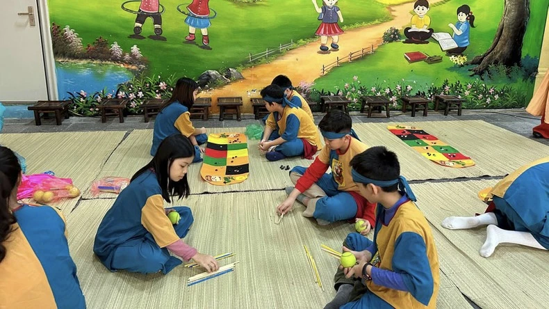 Học sinh Trường tiểu học Tràng An (Hoàn Kiếm, Hà Nội) chơi trò chơi dân gian. 