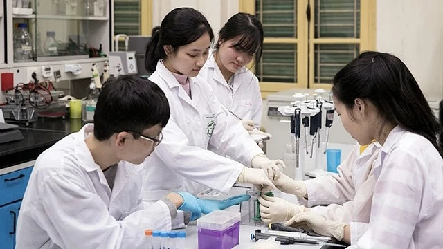 Sinh viên Đại học Quốc gia Hà Nội thực hành tại phòng thí nghiệm.