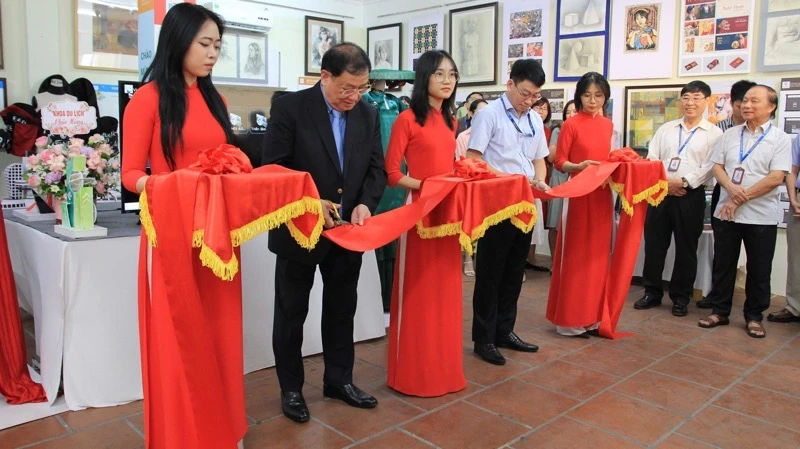 Hiệu trưởng Trường đại học Hòa Bình Tô Ngọc Hưng cắt băng khai mạc triển lãm. 