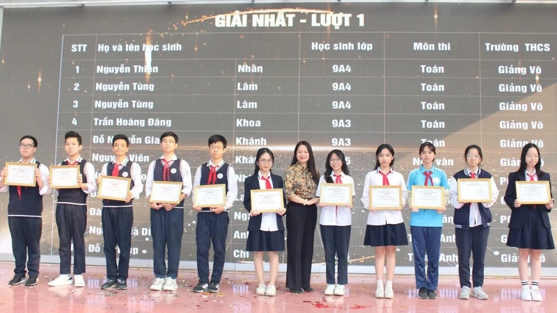 Phó Chủ tịch UBND quận Ba Đình, Hà Nội Phạm Thị Diễm khen thưởng học sinh đoạt giải Nhất. 