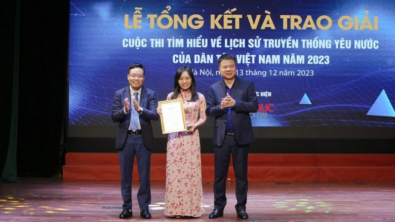 Trao giải Nhất cho tác giả Nguyễn Thị Thiên Sinh, giáo viên Trường Phổ thông dân tộc nội trú tỉnh Bắc Kạn. 