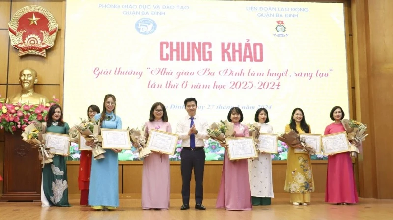 Chủ tịch Công đoàn ngành Giáo dục Hà Nội Đỗ Văn Nam trao giải Xuất sắc cho các nhà giáo.