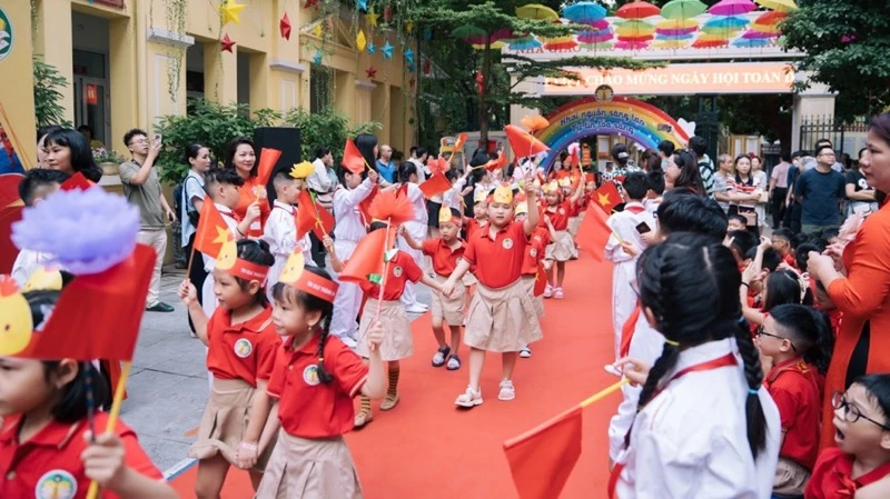 Học sinh Trường tiểu học Tràng An (quận Hoàn Kiếm, Hà Nội) trong buổi lễ khai giảng năm học 2023-2024. 