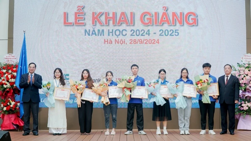 Trường đại học Hòa Bình khen thưởng các sinh viên có thành tích cao trong học tập và rèn luyện.