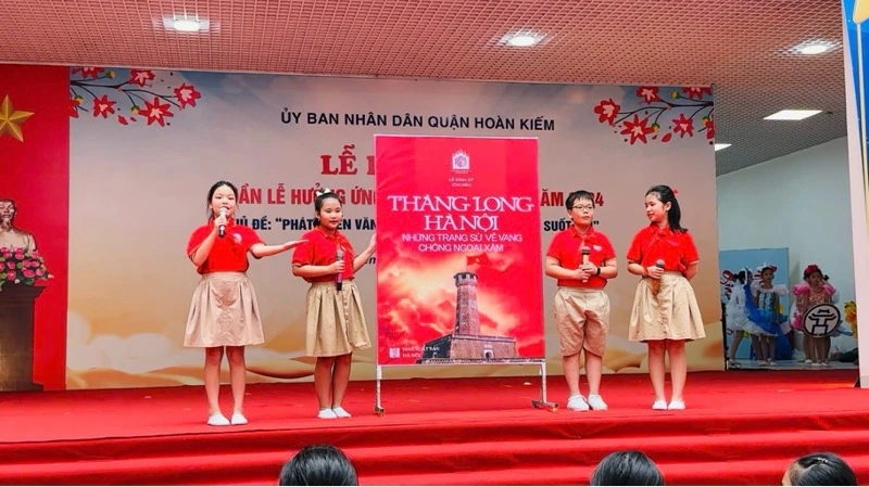 Học sinh Trường tiểu học Quang Trung giới thiệu cuốn sách Thăng Long-Hà Nội những trang sử vẻ vang chống ngoại xâm. 