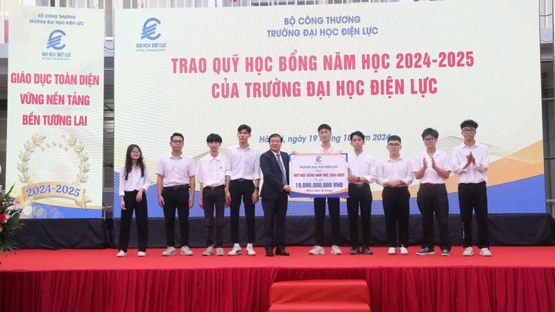 Lãnh đạo nhà trường trao quỹ học bổng năm học 2024-2025 cho đại diện các tân sinh viên. 