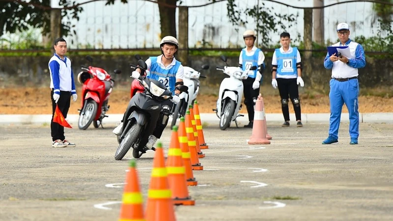 Các đội thi tham gia phần thi thực hành về lái xe mô tô an toàn.