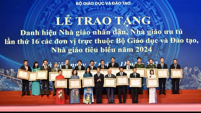 Bộ trưởng Bộ Giáo dục và Đào tạo Nguyễn Kim Sơn và các Nhà giáo Nhân dân năm 2024. 