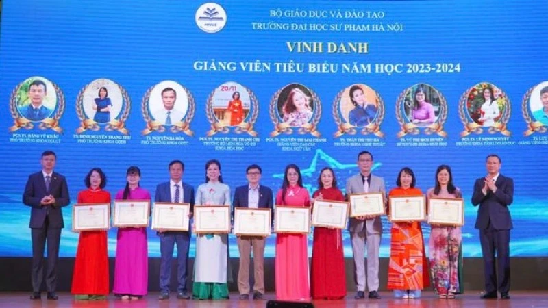 Trường đại học Sư phạm Hà Nội vinh danh các nhà giáo nhân dân, nhà giáo ưu tú; giảng viên tiêu biểu của nhà trường. 