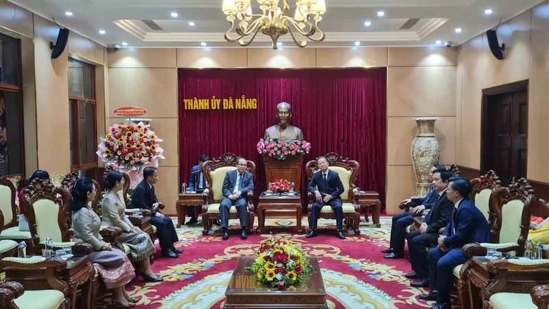 Đồng chí Nguyễn Văn Quảng, Bí thư Thành ủy Đà Nẵng chủ trì tiếp Đoàn Tổng Lãnh sự quán nước Cộng hòa Dân chủ Nhân dân Lào tại Đà Nẵng.