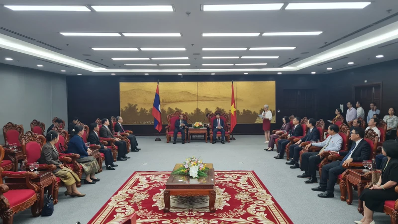 Đồng chí Lương Nguyễn Minh Triết chủ trì tiếp đoàn công tác của Ủy ban Dân tộc Quốc hội Lào.
