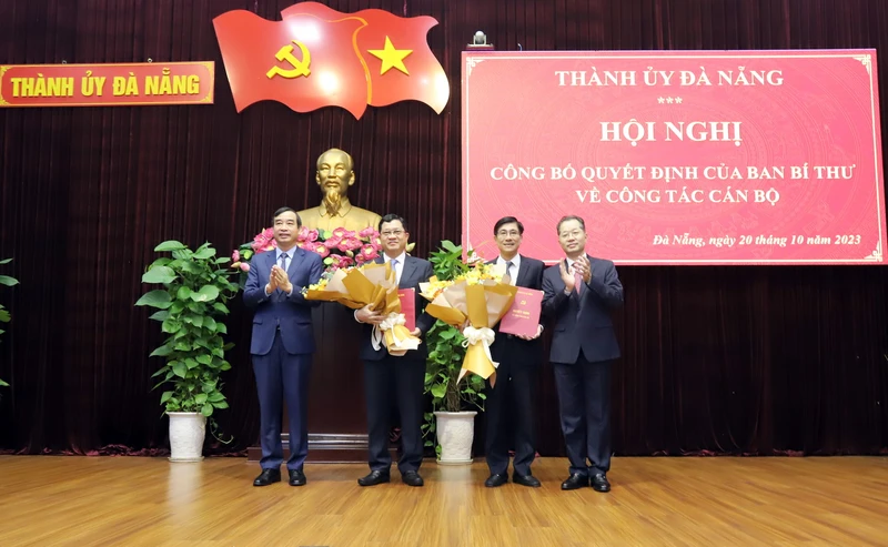 Lãnh đạo Ban Thường vụ Thành ủy Đà Nẵng tặng hoa chúc mừng hai Ủy viên Ban Thường vụ vừa được bổ nhiệm. 