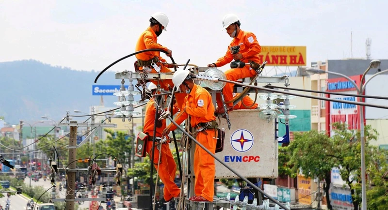 Công nhân Điện lực Đà Nẵng kiểm tra lưới điện, bảo đảm vận hành an toàn.